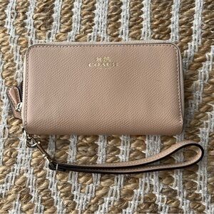 Coach Leather Zip around Continental Wallet Wristlet Tan Logo Flaws